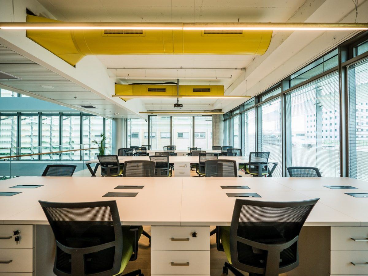 The floor Offices תאורה מעוצבת בחלל העבודה במשרד על ידי דורי קמחי
